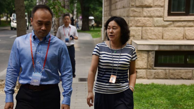 La portavoz del Ministerio de Asuntos Exteriores chino, Hua Chunying, camina por el campus de la Escuela del Partido Comunista Chino durante una gira organizada por el gobierno para los periodistas extranjeros en Beijing, el 26 de junio de 2019. (LEO RAMIREZ/AFP vía Getty Images)