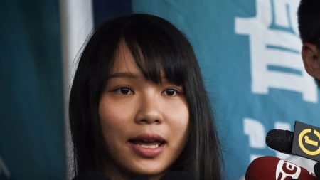 Hong Kong declara fugitiva a la destacada activista Agnes Chow