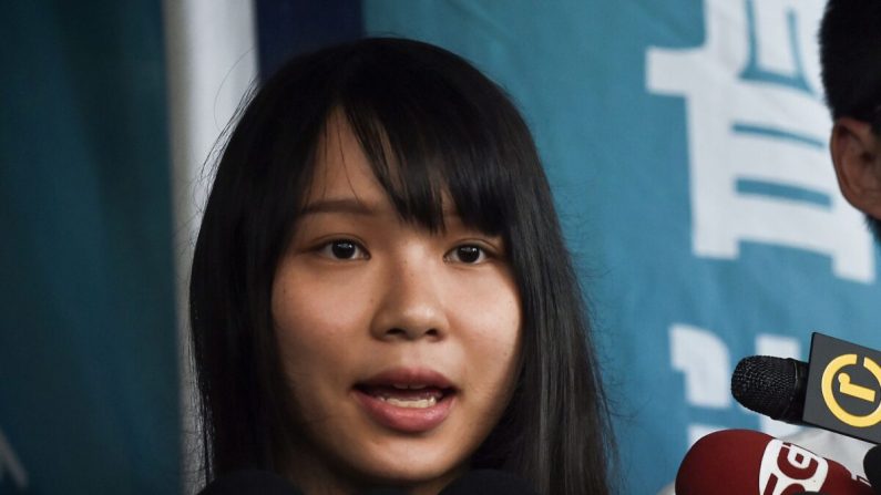 La activista prodemocracia Agnes Chow habla con la prensa después de haber sido liberada bajo fianza en los Tribunales de Magistrados del Este de Hong Kong el 30 de agosto de 2019. (Lilian Suwanrumpha/AFP vía Getty Images)
