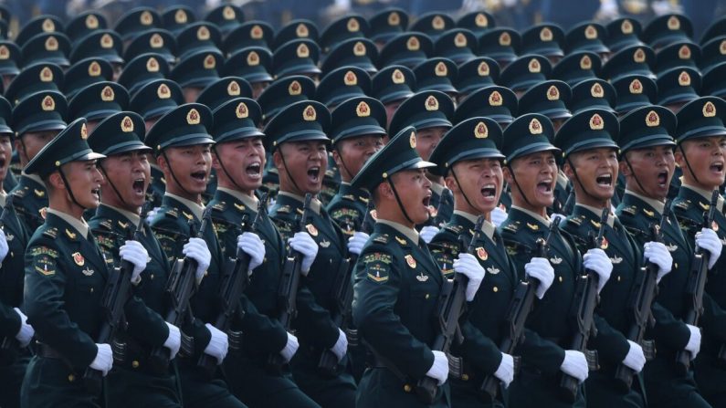 Las tropas chinas marchan durante un desfile militar en la Plaza de Tiananmen en Beijing el 1 de octubre de 2019. (GREG BAKER/AFP vía Getty Images)
