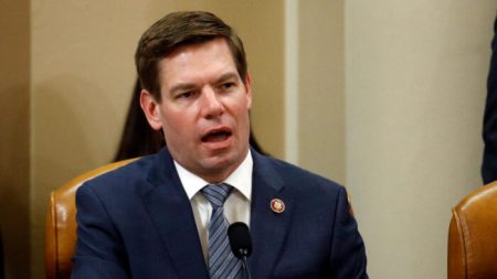 Resolución pide salida de Swalwell del comité de inteligencia tras denuncias de espionaje chino