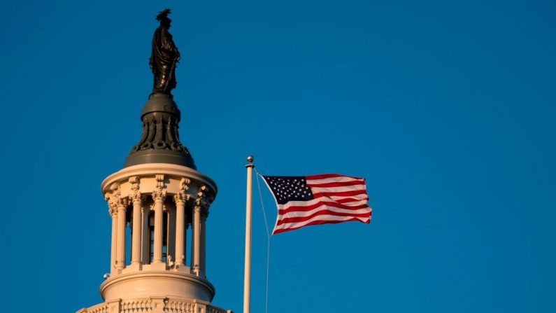 Una bandera de Estados Unidos ondea cerca de la cúpula del Capitolio de Estados Unido el 18 de diciembre de 2019. (ALEX EDELMAN/AFP a través de Getty Images)