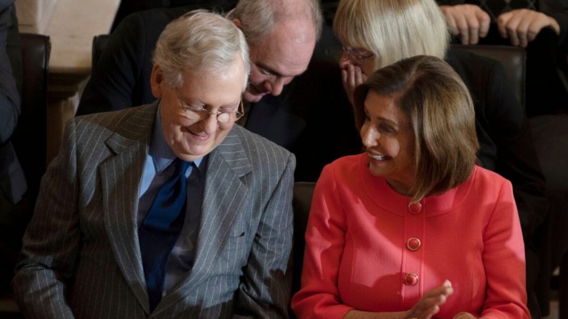 La presidenta de la Cámara de Representantes Nancy Pelosi (D-Calif.) a la derecha, y el líder de la mayoría del Senado Mitch McConnell (R-Ky.) en el Capitolio de Washington el 15 de enero de 2020. (Jim Watson/AFP vía Getty Images)
