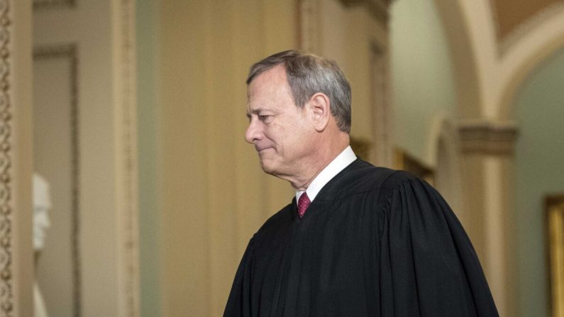 El magistrado presidente de la Corte Suprema John Roberts llega al Senado de EE. UU. el 16 de enero de 2020. (Drew Angerer/Getty Images)