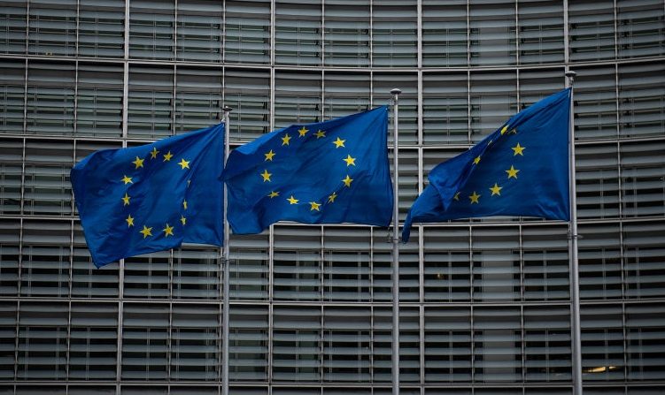 Varias banderas europeas ondean frente a la sede de la Comisión Europea el 2 de marzo de 2020 en Bruselas, Bélgica. (Leon Neal/Getty Images)