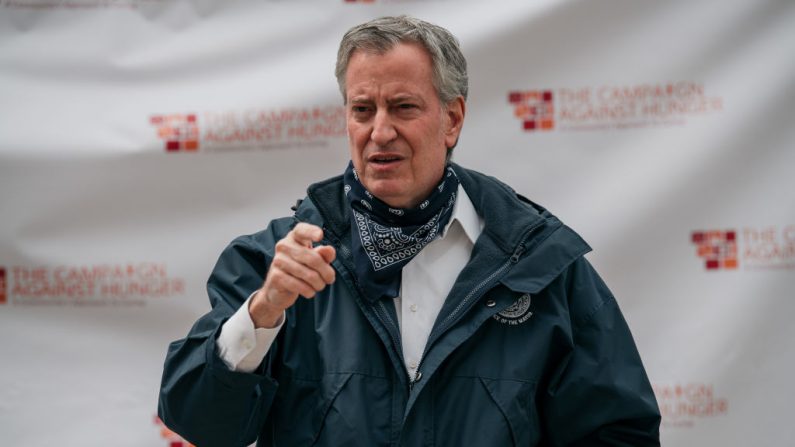 El alcalde de la ciudad de Nueva York, Bill de Blasio, habla en un mostrador de comida organizado por la Campaña contra el Hambre en Bed Stuy, Brooklyn, el 14 de abril de 2020 en la ciudad de Nueva York. (Scott Heins/Getty Images)