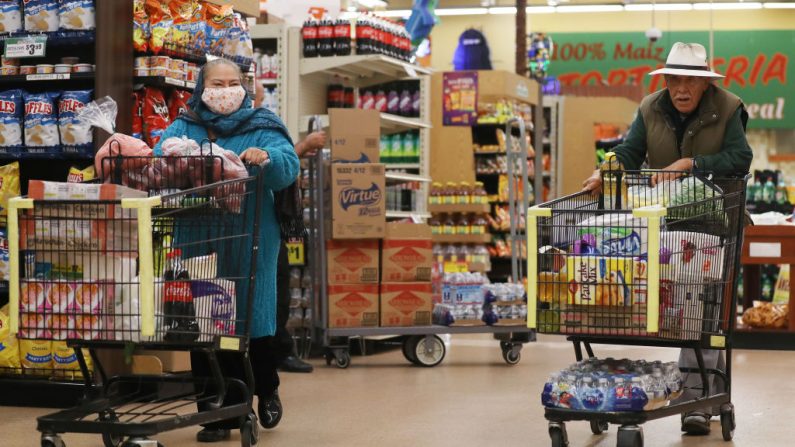 Las personas mayores compran comestibles durante el horario especial abierto para gente mayor y discapacitada solo en Northgate Gonzalez Market, un supermercado de especialidades hispanas, el 19 de marzo de 2020 en los Ángeles, California. (Foto de Mario Tama / Getty Images)