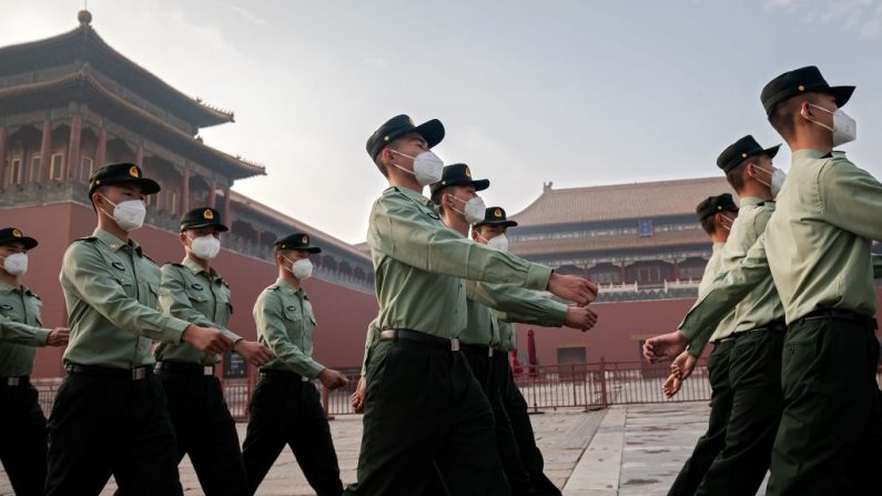 Soldados del Ejército Popular de Liberación (EPL) marchan junto a la entrada de la Ciudad Prohibida durante la ceremonia de apertura de la Conferencia Consultiva Política del Pueblo Chino (CPPCC) en Beijing el 21 de mayo de 2020. (Nicolas Asfouri/AFP vía Getty Images)
