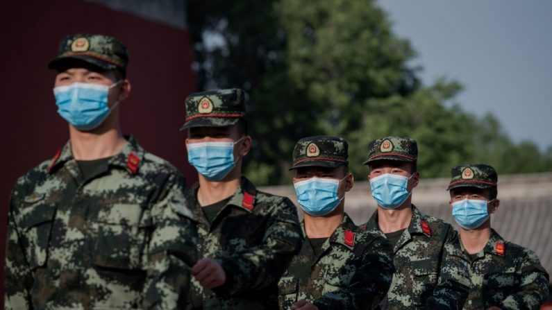 Soldados del Ejército Popular de Liberación de China (PLA) marchan junto a la entrada de la Ciudad Prohibida en Beijing el 22 de mayo de 2020. (NICOLAS ASFOURI/AFP vía Getty Images)
