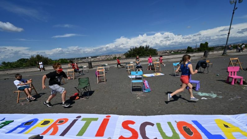 Los niños corren cuando participan en un flashmob titulado "Escuela abierta" (Apriti Scuola) en el Gianicolo Belvedere con vista a Roma (Italia) el 8 de junio de 2020, para marcar el final de su "Año escolar inusual" a medida que el país suaviza su bloqueo con el objetivo de frenar la propagación de la infección COVID-19, causada por el virus del PCCh. (Foto de ANDREAS SOLARO / AFP a través de Getty Images)