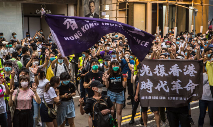Los manifestantes cantan eslóganes durante una manifestación en contra de la Ley de Seguridad Nacional aplicada por China en Hong Kong el 1 de julio de 2020. (Dale De La Rey/AFP vía Getty Images)
