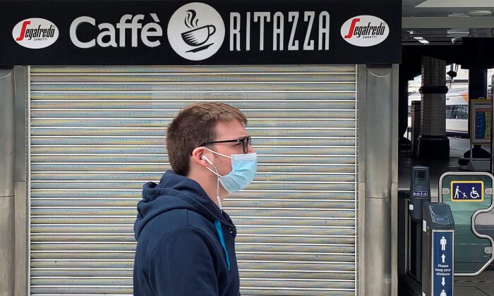 Un peatón con una máscara pasa junto a un Caffe Ritazza cerrado en una estación de tren, en Londres, el 1 de julio de 2020. (Daniel Leal-Olivas/AFP a través de Getty Images)