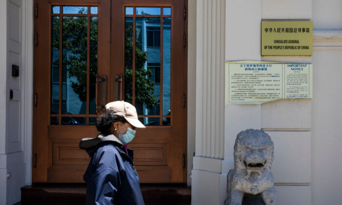 Una persona pasa frente al consulado chino en San Francisco, California, el 23 de julio de 2020. (Philip Pacheco/AFP a través de Getty Images)