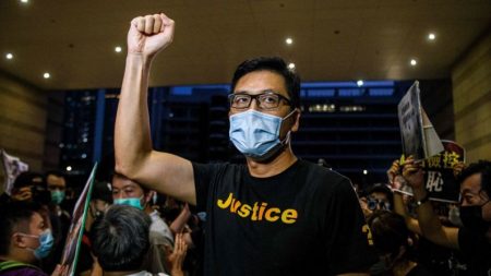 Acusan a exlegislador de Hong Kong de filtrar información sobre presunta mala conducta policial