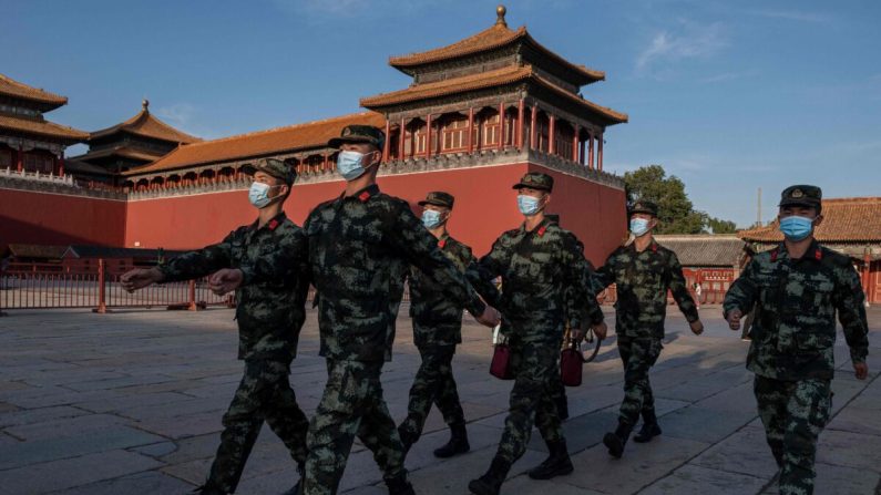 Agentes de la policía paramilitar con máscaras marchan junto a la entrada de la Ciudad Prohibida, en Beijing, el 20 de septiembre de 2020. (Nicolas Asfouri/AFP a través de Getty Images)
