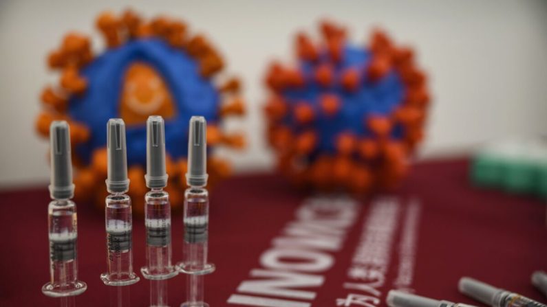 Jeringas de la potencial vacuna COVID-19 CoronaVac se ven en una mesa en Sinovac Biotech en una conferencia de prensa en Beijing, China, el 24 de septiembre de 2020. (Kevin Frayer/Getty Images)

