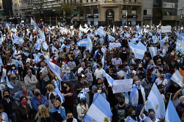 La gente participa en una protesta contra el gobierno del presidente de Argentina, Alberto Fernández, en la Plaza de la República en Buenos Aires el 12 de octubre de 2020, en medio de un bloqueo contra la propagación del COVID-19. (Foto de JUAN MABROMATA / AFP a través de Getty Images)