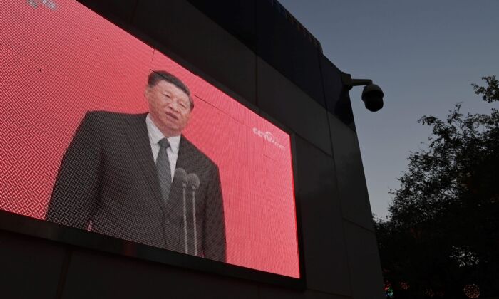 Exterior de una estación de policía en Beijing muestra un video del líder chino Xi Jinping, el 2 de noviembre de 2020. (GREG BAKER/AFP vía Getty Images)