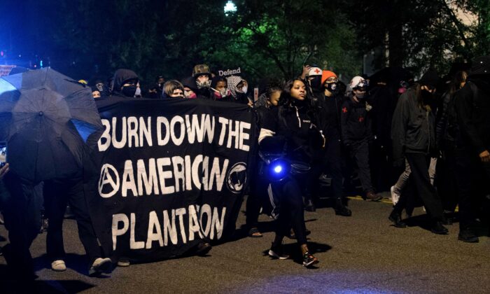 Manifestantes de Antifa y Black Lives Matter protestan la noche de las elecciones cerca de la Casa Blanca en Washington el 3 de noviembre de 2020. (Nicholas Kamm/AFP vía Getty Images)