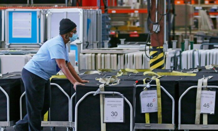 Un trabajador mueve las máquinas de votación que se usaron el día anterior en las urnas a un almacén del Departamento de Elecciones del Condado de Clark en North Las Vegas, Nev., el 4 de noviembre de 2020. (Ronda Churchill/AFP vía Getty Images)