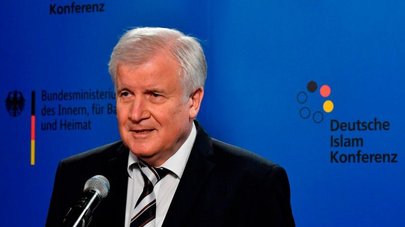 El ministro del Interior alemán, Horst Seehofer, foto tomada en Berlín (Alemania) el 10 de noviembre de 2020. (Foto de TOBIAS SCHWARZ / AFP a través de Getty Images)