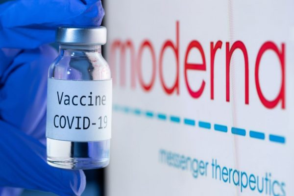 Esta foto tomada el 18 de noviembre de 2020 muestra una botella que dice "Vaccine Covid-19" junto al logotipo de la empresa de biotecnología Moderna. (Foto de JOEL SAGET / AFP a través de Getty Images)