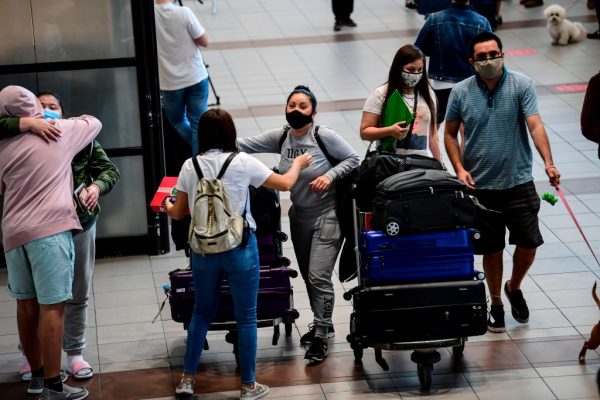 Los pasajeros llegan al aeropuerto Internacional Arturo Merino Benítez de Santiago el 23 de noviembre de 2020, luego de que Chile reanudara los vuelos internacionales después de ocho meses de estrictas restricciones en medio de la propagación de la enfermedad del COVID-19. (Foto de MARTIN BERNETTI / AFP a través de Getty Images)