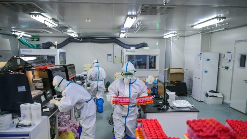 Los técnicos están procesando las pruebas del virus del PCCh en un laboratorio en Tianjin, China, el 23 de noviembre de 2020. (STR/CNS/AFP a través de Getty Images)