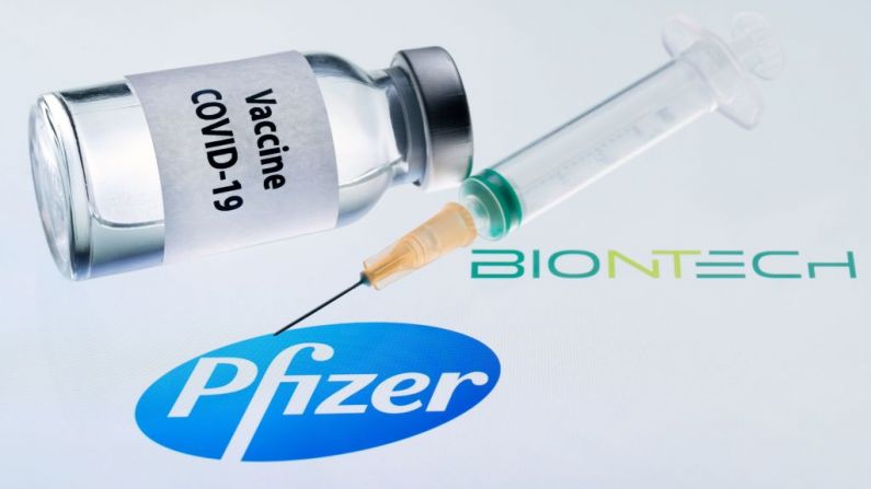 En esta imagen tomada el 23 de noviembre de 2020 aparece un frasco que dice "Vacuna Covid-19" y una jeringa junto al logotipo de Pfizer y BioNtech. (JOEL SAGET/AFP a través de Getty Images)