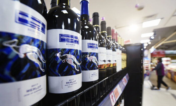 Botellas de vino australiano se exhiben en un supermercado de Hangzhou, en la provincia de Zhejiang, al este de China, el 27 de noviembre de 2020. (STR/AFP vía Getty Images)
