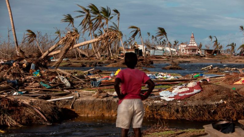 Una persona observa la destrucción en Haulover, una comunidad a 41 km al sur de Bilwi, en la Región Autónoma del Caribe Norte, Nicaragua, el 28 de noviembre de 2020, días después del paso del huracán Iota. (Inti Ocon / AFP vía Getty Images)