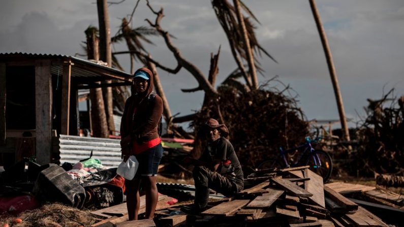 Una pareja espera asistencia en Haulover, una comunidad a 41 km al sur de Bilwi, en la Región Autónoma del Caribe Norte, Nicaragua, el 28 de noviembre de 2020, días después del paso del huracán Iota. (Foto de INTI OCON / AFP a través de Getty Images)