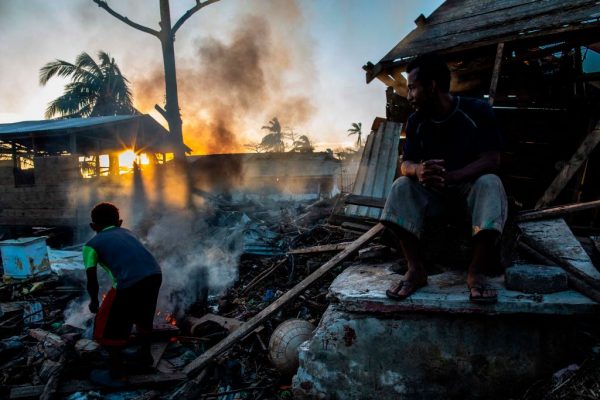 Personas queman escombros de sus casas en Bilwi, en la Región Autónoma del Caribe Norte, Nicaragua, el 27 de noviembre de 2020, días después del paso del huracán Iota. (Foto de INTI OCON / AFP a través de Getty Images)
