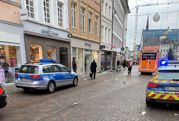 Se ven autos de policía y una ambulancia en el lugar donde un automóvil chocó contra peatones en Trier, suroeste de Alemania, el 1 de diciembre de 2020. (Foto de SEBASTIAN SCHMITZ / AFP a través de Getty Images)