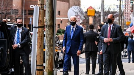 Biden dice que estaba persiguiendo a su perro cuando se resbaló y se rompió el pie