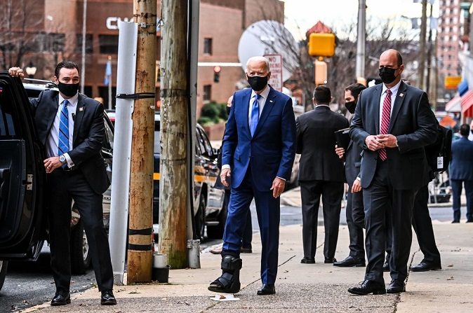 El candidato presidencial demócrata Joe Biden, lleva una bota después de haberse torcido el tobillo mientras jugaba con su perro, al salir después de un evento en el Teatro Queen en Wilmington, Delaware, el 1 de diciembre de 2020. (CHANDAN KHANNA/AFP vía Getty Images)