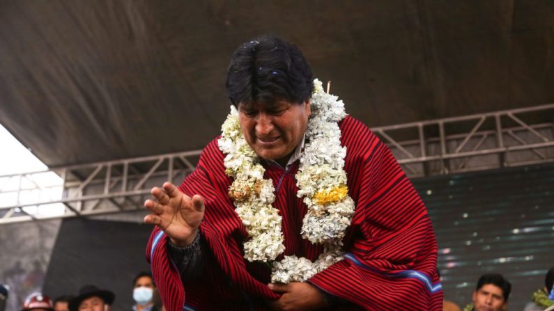 El expresidente de Bolivia, Evo Morales, saluda a sus partidarios a su llegada a El Alto, Bolivia, el 3 de diciembre de 2020. (Foto de LUIS GANDARILLAS / AFP a través de Getty Images)