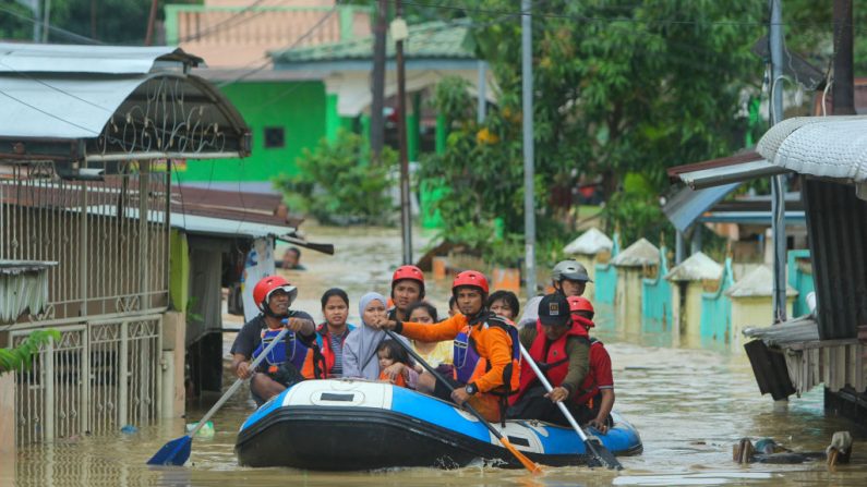 Equipos de rescate evacuan a los residentes en medio de las inundaciones causadas por las fuertes lluvias nocturnas en Medan, en el norte de Sumatra (Indonesia), el 4 de diciembre de 2020. (Foto de RAHMAD SURYADI / AFP a través de Getty Images)