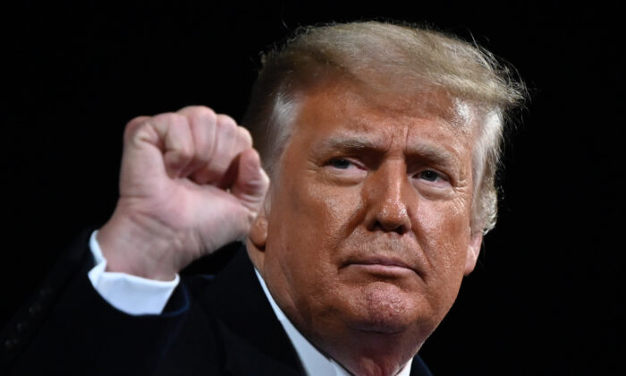 El presidente Donald Trump levanta el puño al final de un mitin para apoyar a los candidatos republicanos al Senado en el Aeropuerto Regional de Valdosta, Ga., el 5 de diciembre de 2020. (Andrew Caballero-Reynolds/AFP vía Getty Images)