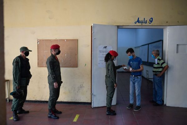 Soldados venezolanos hacen cola antes de emitir su voto en un colegio electoral en Caracas (Venezuela), el 6 de diciembre de 2020 durante las elecciones legislativas convocadas por el chavismo. (Foto de FEDERICO PARRA / AFP vía Getty Images)