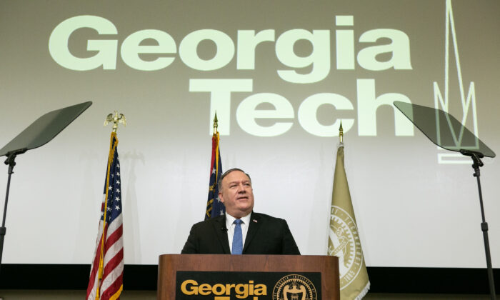 El secretario de Estado Mike Pompeo pronuncia comentarios sobre la influencia de China en los campus estadounidenses en Georgia Tech en Atlanta, Georgia, el 9 de diciembre de 2020. (Jessica McGowan/Getty Images)
