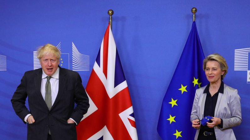 El primer ministro británico, Boris Johnson (i), es recibido por la presidente de la Comisión Europea, Ursula von der Leyen (d) en el edificio Berlaymont de la sede de la UE en Bruselas (Bélgica) el 9 de diciembre de 2020. (Foto de AARON CHOWN / POOL / AFP a través de Getty Images)