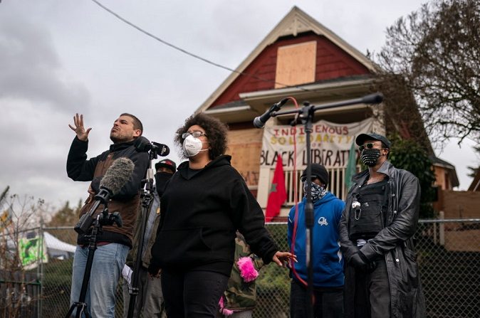 Activistas y la familia Kinney hablan con la prensa sobre el intento de desalojo de los residentes de la Casa Roja en la avenida Mississippi el 9 de diciembre de 2020 en Portland, Oregon. (Nathan Howard/Getty Images)
