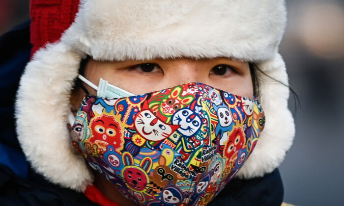 Mujer con una mascarilla en una calle de Beijing, China, el 10 de diciembre de 2020. (WANG ZHAO/AFP vía Getty Images)