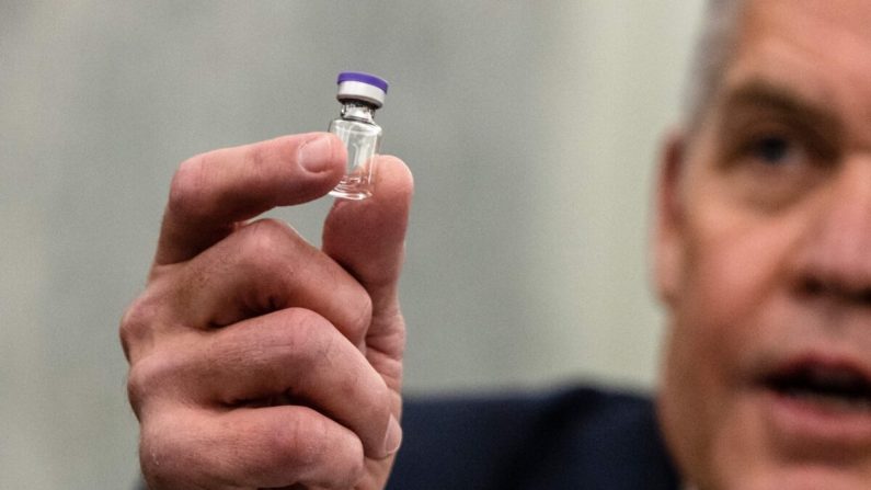 Wesley Wheeler sostiene una muestra del vial que se utilizará para transportar la vacuna Pfizer contra el COVID-19 durante una audiencia en Washington el 10 de diciembre de 2020. (Samuel Corum/POOL/AFP vía Getty Images)