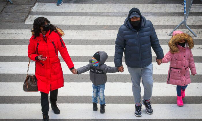 Las personas usan mascarillas faciales cuando visitan Times Square en Nueva York el 10 de diciembre de 2020. (KENA BETANCUR/AFP a través de Getty Images)