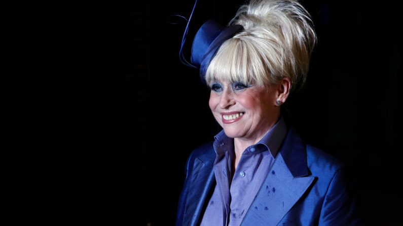 La actriz británica Barbara Windsor asiste al estreno mundial de "Alicia en el país de las maravillas" en el cine Odeon en Leicester Square de Londres el 25 de febrero de 2010. (Foto de CARL COURT / AFP a través de Getty Images)