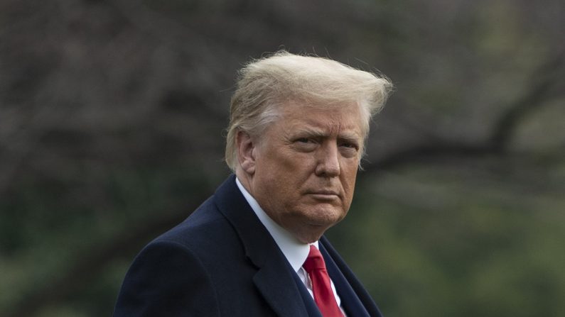 El presidente de Estados Unidos Donald Trump sale de la Casa Blanca en Washington, DC, el 12 de diciembre de 2020. (ANDREW CABALLERO-REYNOLDS/AFP vía Getty Images)