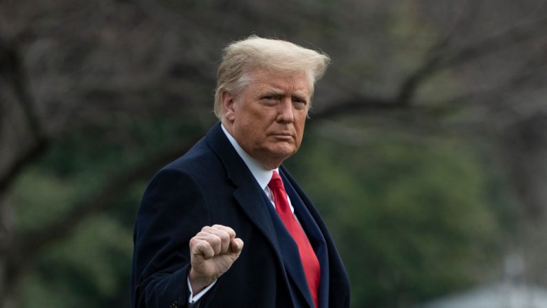 El presidente Donald Trump sale de la Casa Blanca en Washington el 12 de diciembre de 2020. (Andrew Caballero-Reynolds/AFP a través de Getty Images)