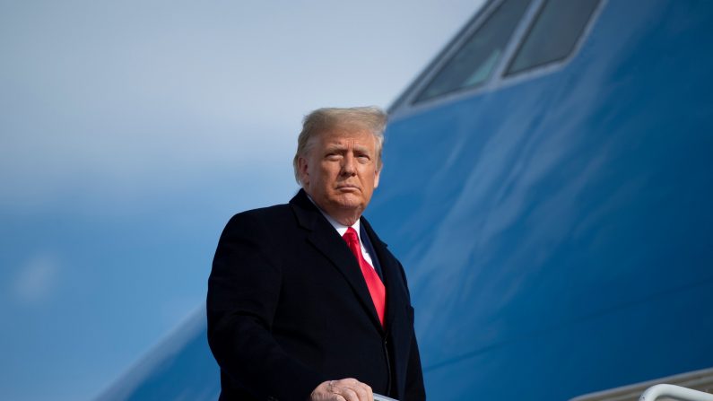 El presidente Donald Trump aborda el Air Force One en la Base Conjunta Andrews en Maryland el 12 de diciembre de 2020. (BRENDAN SMIALOWSKI/AFP a través de Getty Images)